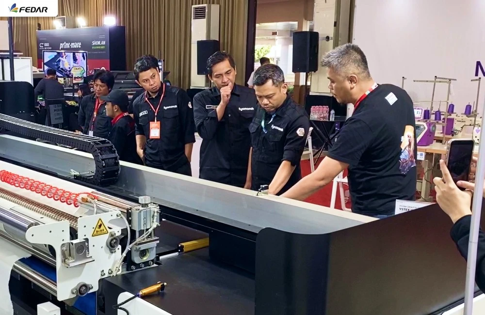 Pengunjung Menyaksikan Demonstrasi Mesin Cetak Secara Langsung Untuk Melihat Kualitas Dan Performanya Di Pameran Allprint 2026.