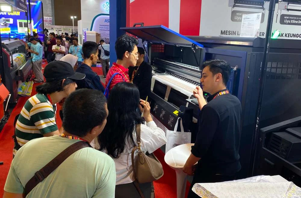 Pengunjung Melihat Demonstrasi Mesin Cetak Terbaru Bersama Tim Laysander Di Allprint Indonesia 2026