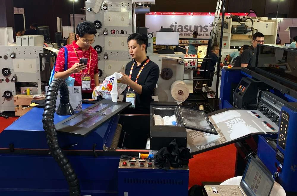 Tim Laysander Menjelaskan Hasil Cetak Dan Solusi Bisnis Kepada Pengunjung Di Allprint Indonesia 2026.